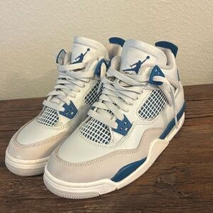 Like new Jordan 4 military, big kid  size 5